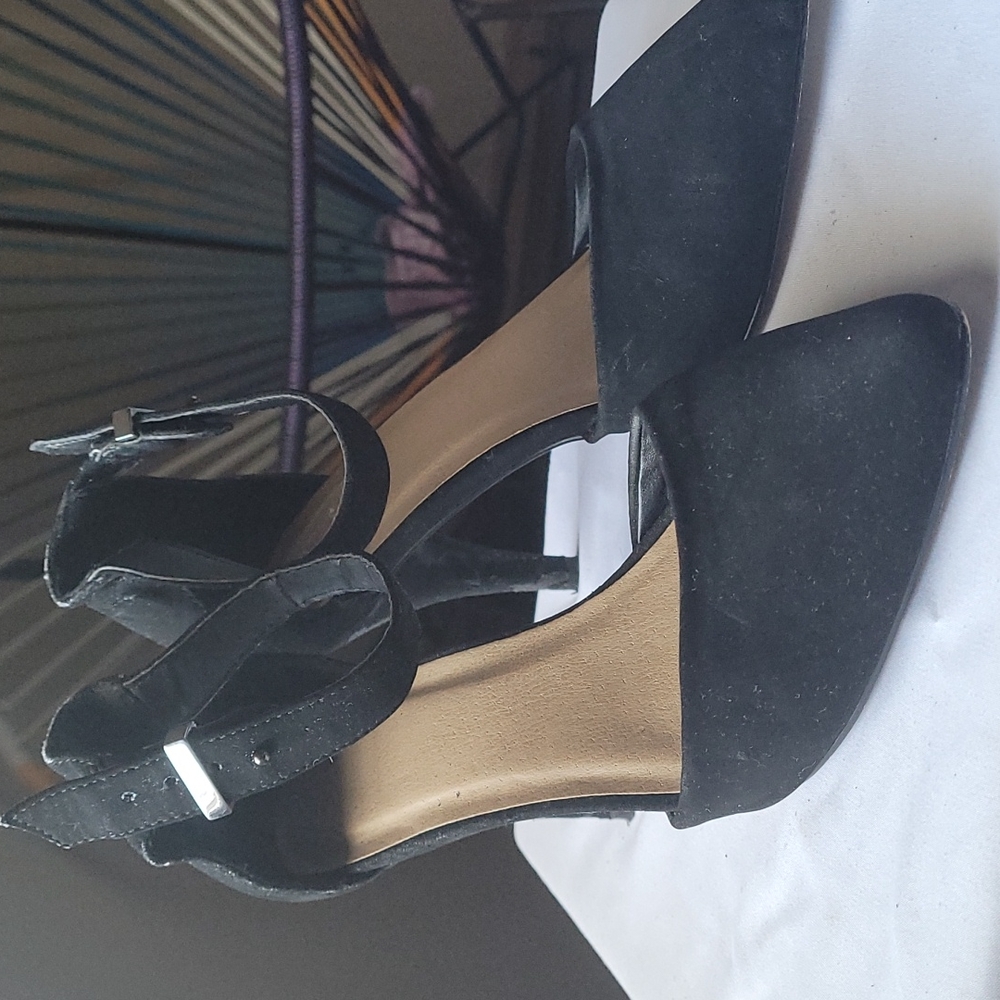 Very used heels-Perfect for job interviews. Closed toe black suede heels. Size 8